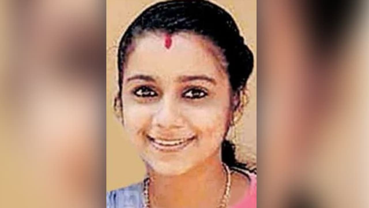 suicide : 22കാരിയെ ഭര്തൃവീട്ടില് തൂങ്ങിമരിച്ച നിലയില് കണ്ടെത്തി; ദുരൂഹതയെന്ന് ആരോപണം suicide : 22കാരിയെ ഭര്തൃവീട്ടില് തൂങ്ങിമരിച്ച നിലയില് കണ്ടെത്തി; ദുരൂഹതയെന്ന് ആരോപണം