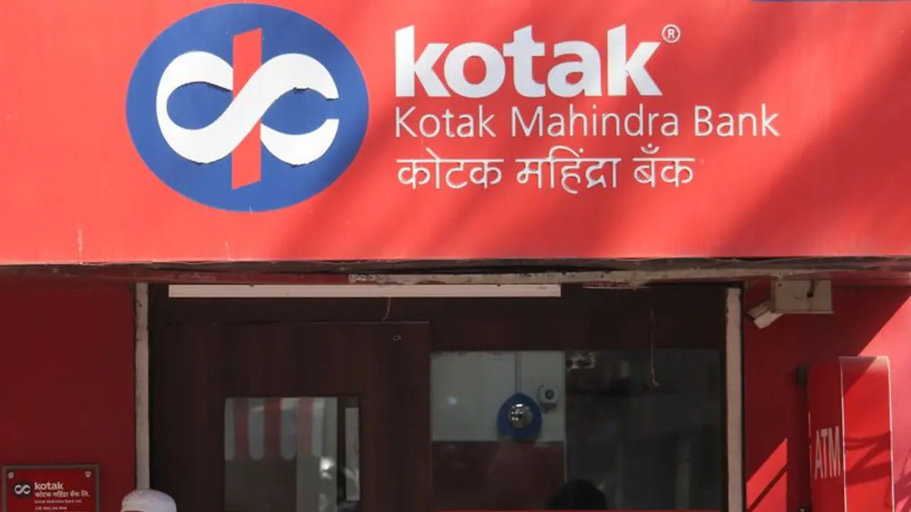 ಕೋಟಕ್ ಮಹೀಂದ್ರ ಬ್ಯಾಂಕಿಗೆ ಆರ್ ಬಿಐ ನಿರ್ಬಂಧ; ಆನ್ ಲೈನ್ ಅಥವಾ ಮೊಬೈಲ್ ಮುಖಾಂತರ ಹೊಸ ಗ್ರಾಹಕರ ಸೇರ್ಪಡೆಗೆ ತಡೆ ಕೋಟಕ್ ಮಹೀಂದ್ರ ಬ್ಯಾಂಕಿಗೆ ಆರ್ ಬಿಐ ನಿರ್ಬಂಧ; ಆನ್ ಲೈನ್ ಅಥವಾ ಮೊಬೈಲ್ ಮುಖಾಂತರ ಹೊಸ ಗ್ರಾಹಕರ ಸೇರ್ಪಡೆಗೆ ತಡೆ
