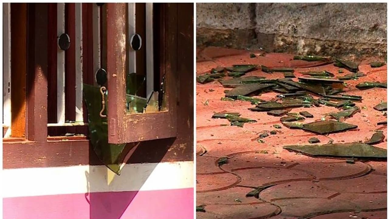 മലപ്പുറത്ത് പൊലീസ് വീടിന്റെ ജനൽചില്ലുകൾ അടിച്ചു പൊട്ടിച്ചെന്ന് പരാതി മലപ്പുറത്ത് പൊലീസ് വീടിന്റെ ജനൽചില്ലുകൾ അടിച്ചു പൊട്ടിച്ചെന്ന് പരാതി