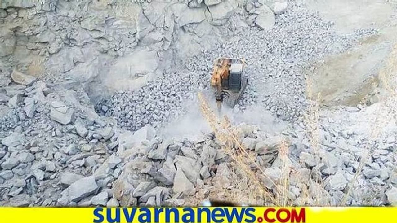 Koppal: ಬಿಜೆಪಿ ಮುಖಂಡ ಮಾಲೀಕತ್ವದ ಕಲ್ಲು ಕ್ವಾರಿಯಲ್ಲಿ ಬ್ಲಾಸ್ಟ್: ರೈತರಿಗೆ ಗಾಯ Koppal: ಬಿಜೆಪಿ ಮುಖಂಡ ಮಾಲೀಕತ್ವದ ಕಲ್ಲು ಕ್ವಾರಿಯಲ್ಲಿ ಬ್ಲಾಸ್ಟ್: ರೈತರಿಗೆ ಗಾಯ