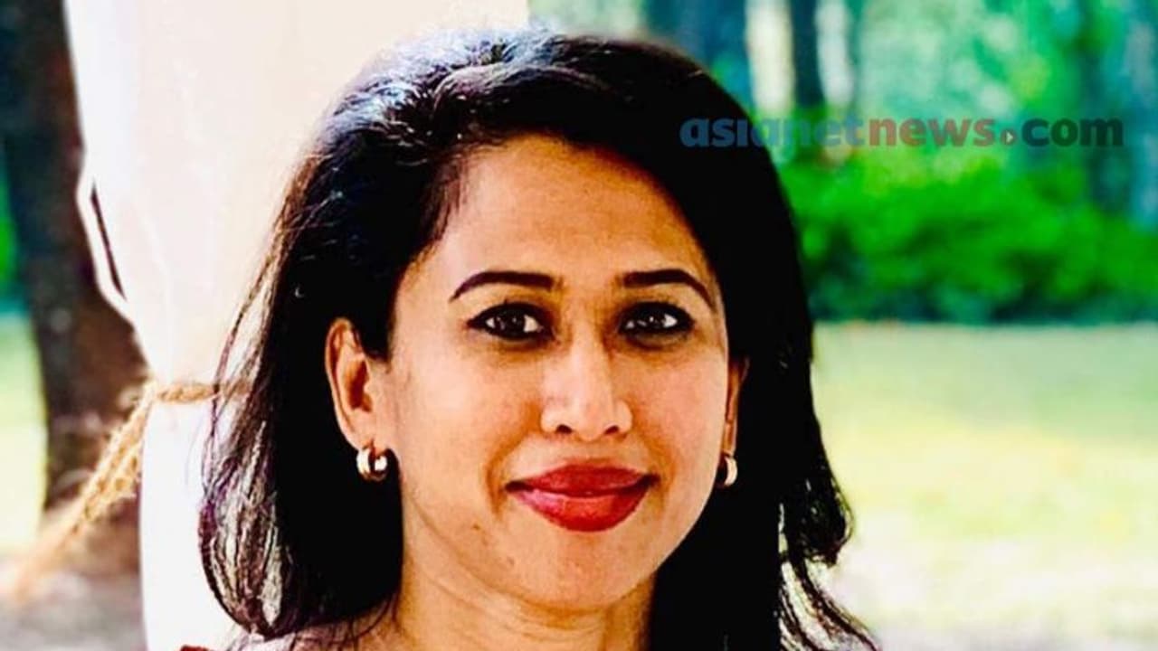 'കര്മ' ട്വീറ്റിൽ ഉറച്ച് ഷമ മുഹമ്മദ്; പ്രതികരിച്ചത് അക്രമരാഷ്ട്രീയത്തോടെന്ന് വിശദീകരണം 'കര്മ' ട്വീറ്റിൽ ഉറച്ച് ഷമ മുഹമ്മദ്; പ്രതികരിച്ചത് അക്രമരാഷ്ട്രീയത്തോടെന്ന് വിശദീകരണം
