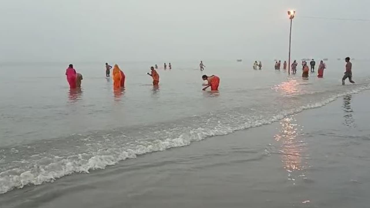 బంగాళాఖాతంలో చిక్కుకున్న 600 మంది గంగాసాగర్ యాత్రికులు.. కొనసాగుతున్న సహాయక చర్యలు.. బంగాళాఖాతంలో చిక్కుకున్న 600 మంది గంగాసాగర్ యాత్రికులు.. కొనసాగుతున్న సహాయక చర్యలు..