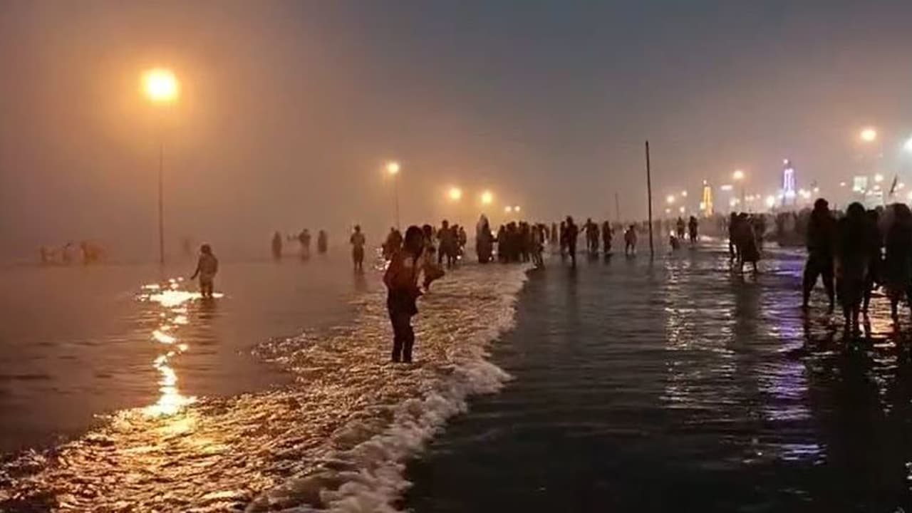 Gangasagar Mela: নিষেধাজ্ঞা উড়িয়ে উপচে পড়া ভিড় গঙ্গাসাগরে, ভোর থেকেই চলল স্নান পুজো Gangasagar Mela: নিষেধাজ্ঞা উড়িয়ে উপচে পড়া ভিড় গঙ্গাসাগরে, ভোর থেকেই চলল স্নান পুজো