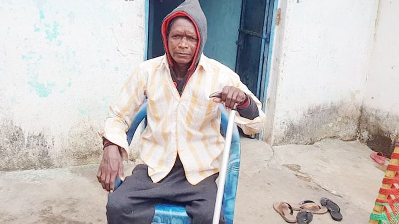 कोरोना वैक्सीन शख्स के लिए बनी वरदान: ना चल सकता था..ना बोला पाता था, डोज लगते ही हुआ चमत्कार..डॉक्टर भी हैरान कोरोना वैक्सीन शख्स के लिए बनी वरदान: ना चल सकता था..ना बोला पाता था, डोज लगते ही हुआ चमत्कार..डॉक्टर भी हैरान