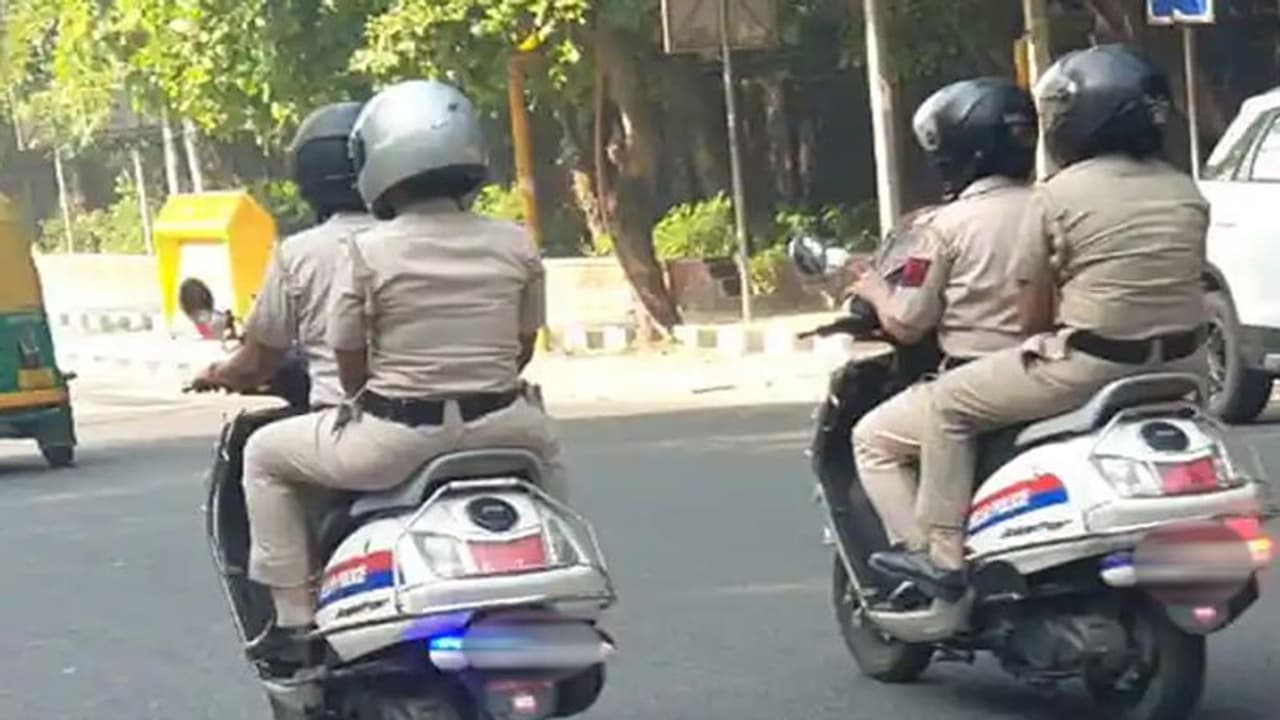 बिहार में महिला पुलिसकर्मियों के लिए गुड न्यूज: सरकार देने जा रही स्कूटी, जानिए क्या है CM नीतीश का मकसद बिहार में महिला पुलिसकर्मियों के लिए गुड न्यूज: सरकार देने जा रही स्कूटी, जानिए क्या है CM नीतीश का मकसद