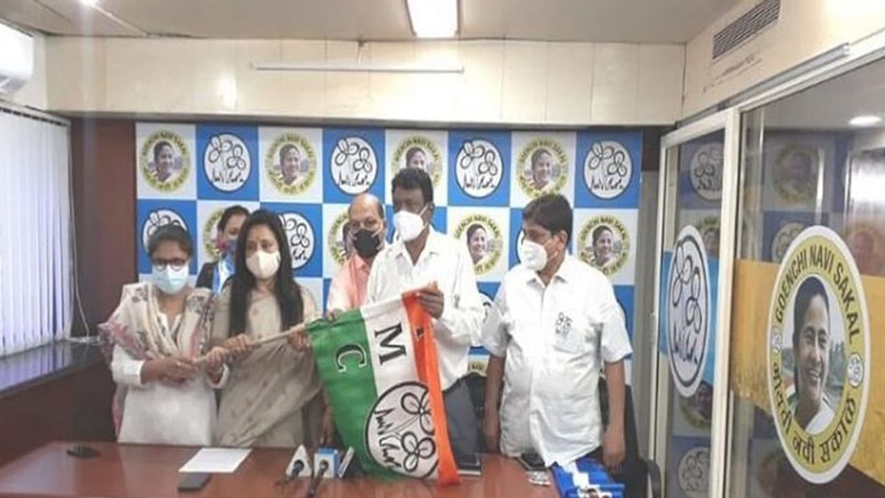 Goa Elections 2022 : कांग्रेस से नेताओं का पलायन जारी, अब पूर्व विधायक विक्टर गोंजाल्विस TMC में शामिल Goa Elections 2022 : कांग्रेस से नेताओं का पलायन जारी, अब पूर्व विधायक विक्टर गोंजाल्विस TMC में शामिल