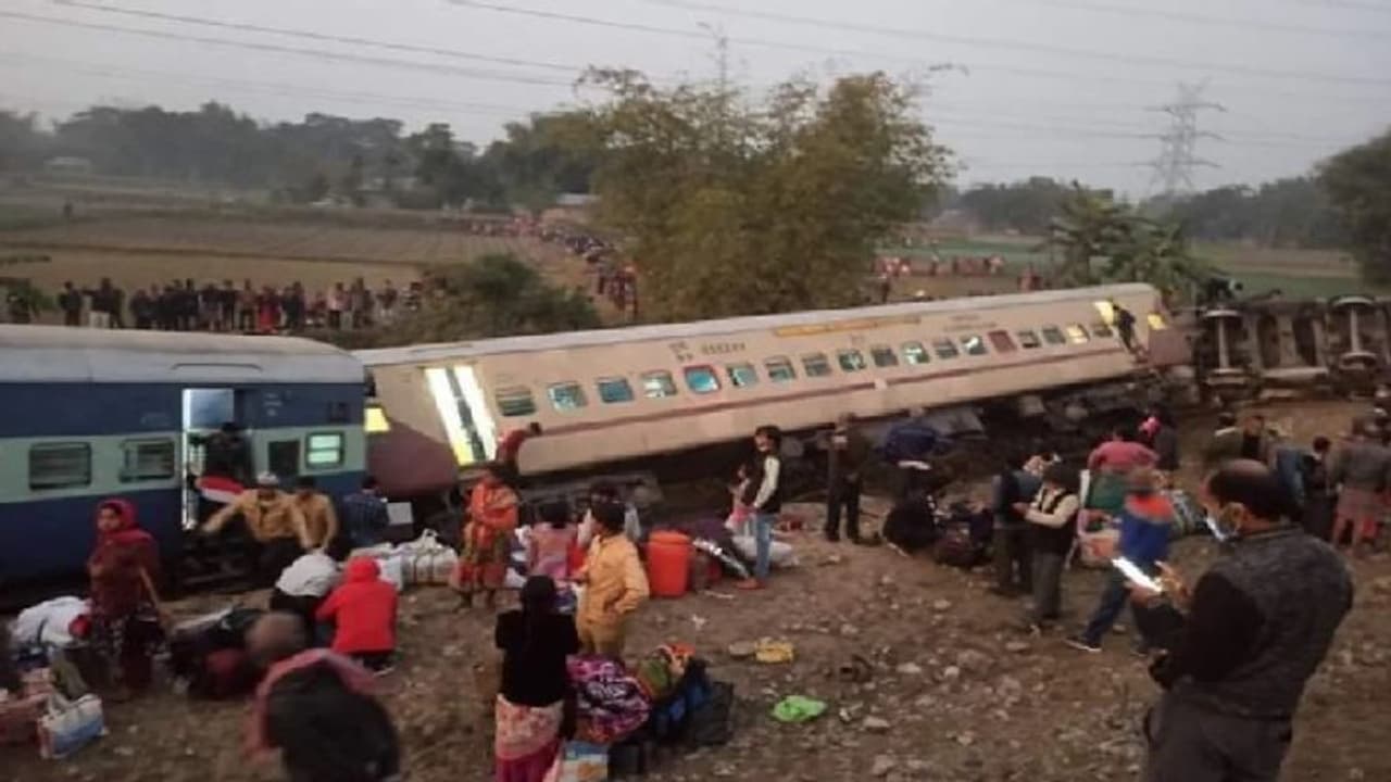 மேற்கு வங்க ரயில் விபத்தில் 5 பேர் பலி... உயிரிழந்தவர்களின் குடும்பங்களுக்கு நிவாரணம் அறிவிப்பு!! மேற்கு வங்க ரயில் விபத்தில் 5 பேர் பலி... உயிரிழந்தவர்களின் குடும்பங்களுக்கு நிவாரணம் அறிவிப்பு!!