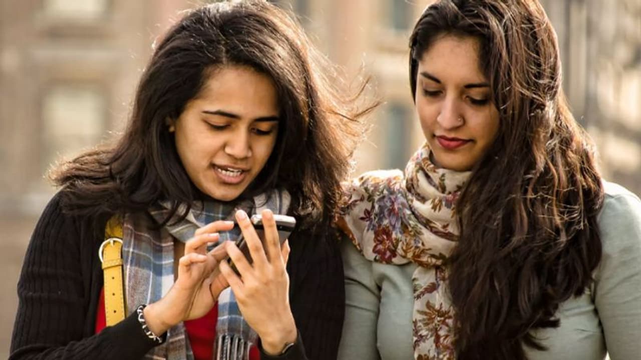 रिपोर्ट: 2021 में भारतीयों ने अपने मोबाइल फोन पर बिताए रिकॉर्ड 4.7 घंटे रिपोर्ट: 2021 में भारतीयों ने अपने मोबाइल फोन पर बिताए रिकॉर्ड 4.7 घंटे