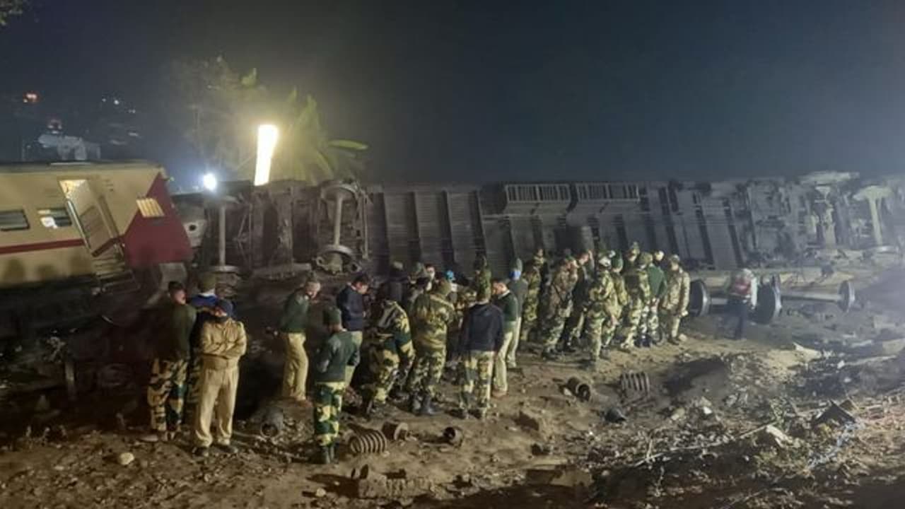 Maynaguri Train Accident: শুরু হয়েছে প্রাথমিক তদন্তের কাজ, আনুমানিক লাইনের ফাটল থেকেই দুর্ঘটনা Maynaguri Train Accident: শুরু হয়েছে প্রাথমিক তদন্তের কাজ, আনুমানিক লাইনের ফাটল থেকেই দুর্ঘটনা