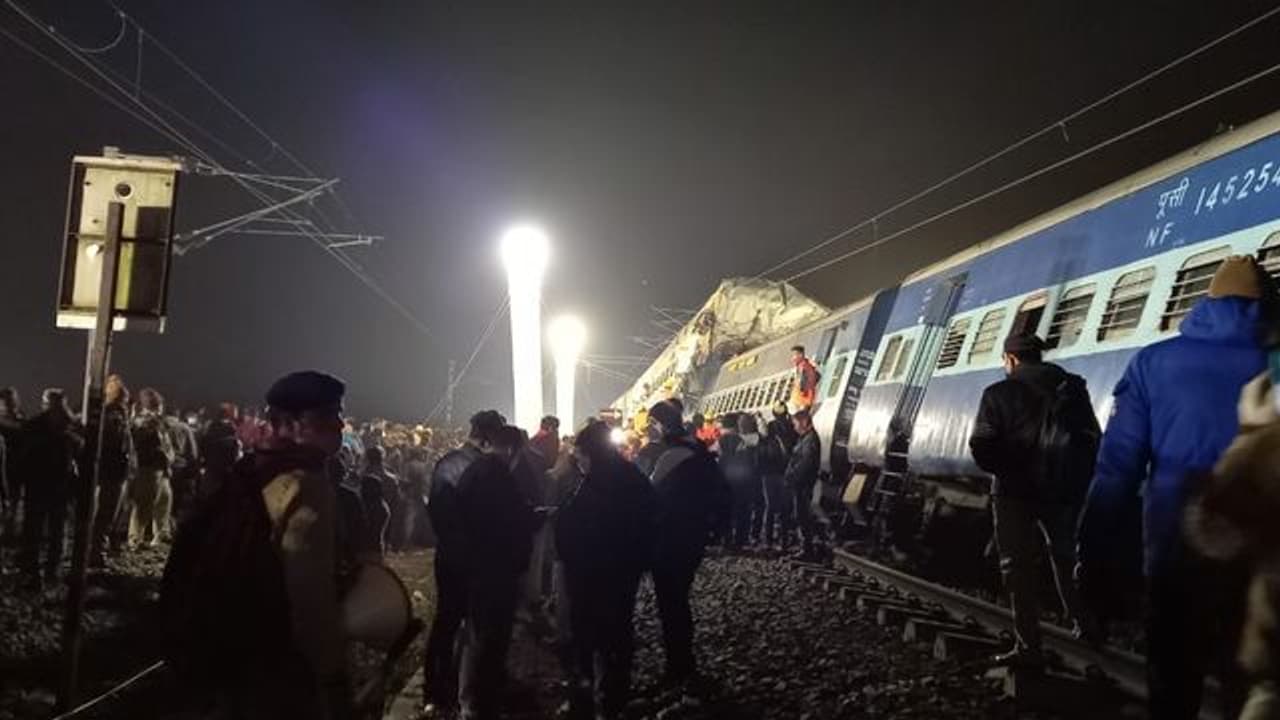 Indian Railways: ಬಂಗಾಳದಲ್ಲಿ ಭೀಕರ ಅಪಘಾತ, ಹಳಿ ತಪ್ಪಿದ ರೈಲು, ಐವರ ದುರ್ಮರಣ Indian Railways: ಬಂಗಾಳದಲ್ಲಿ ಭೀಕರ ಅಪಘಾತ, ಹಳಿ ತಪ್ಪಿದ ರೈಲು, ಐವರ ದುರ್ಮರಣ