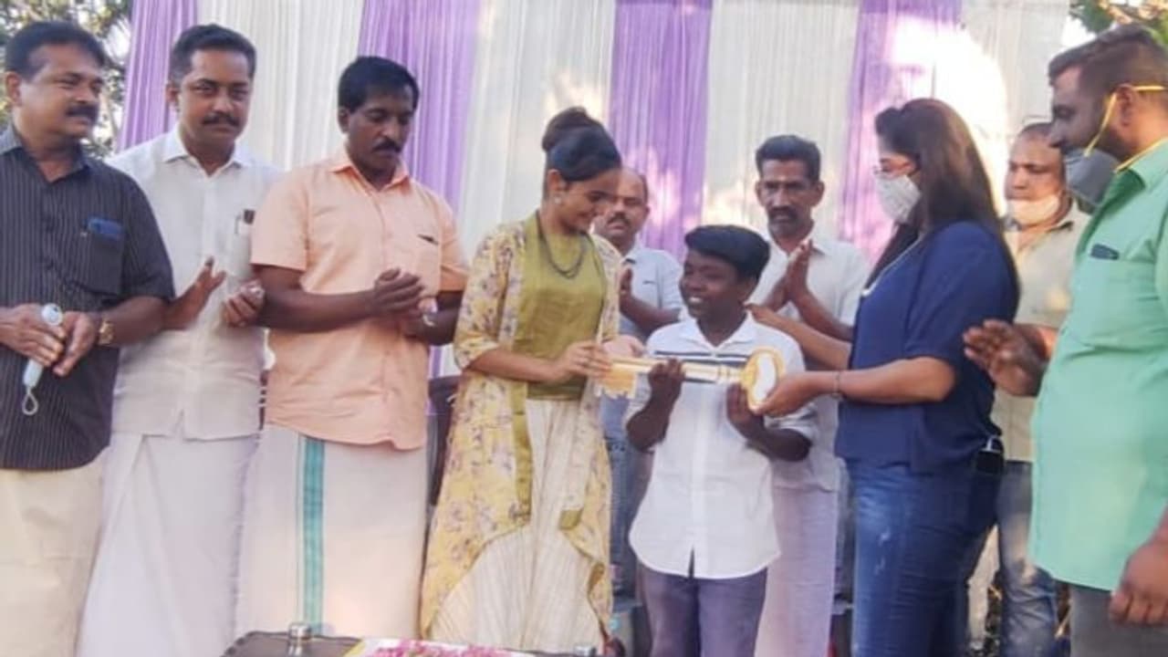 പ്രളയത്തില് വീട് നഷ്ടമായി, ഭയമില്ലാതെ ഉറങ്ങാന് ക്യാംപ് മാത്രം; ഒടുവില് അഭിഷേകിന് വീടായി പ്രളയത്തില് വീട് നഷ്ടമായി, ഭയമില്ലാതെ ഉറങ്ങാന് ക്യാംപ് മാത്രം; ഒടുവില് അഭിഷേകിന് വീടായി