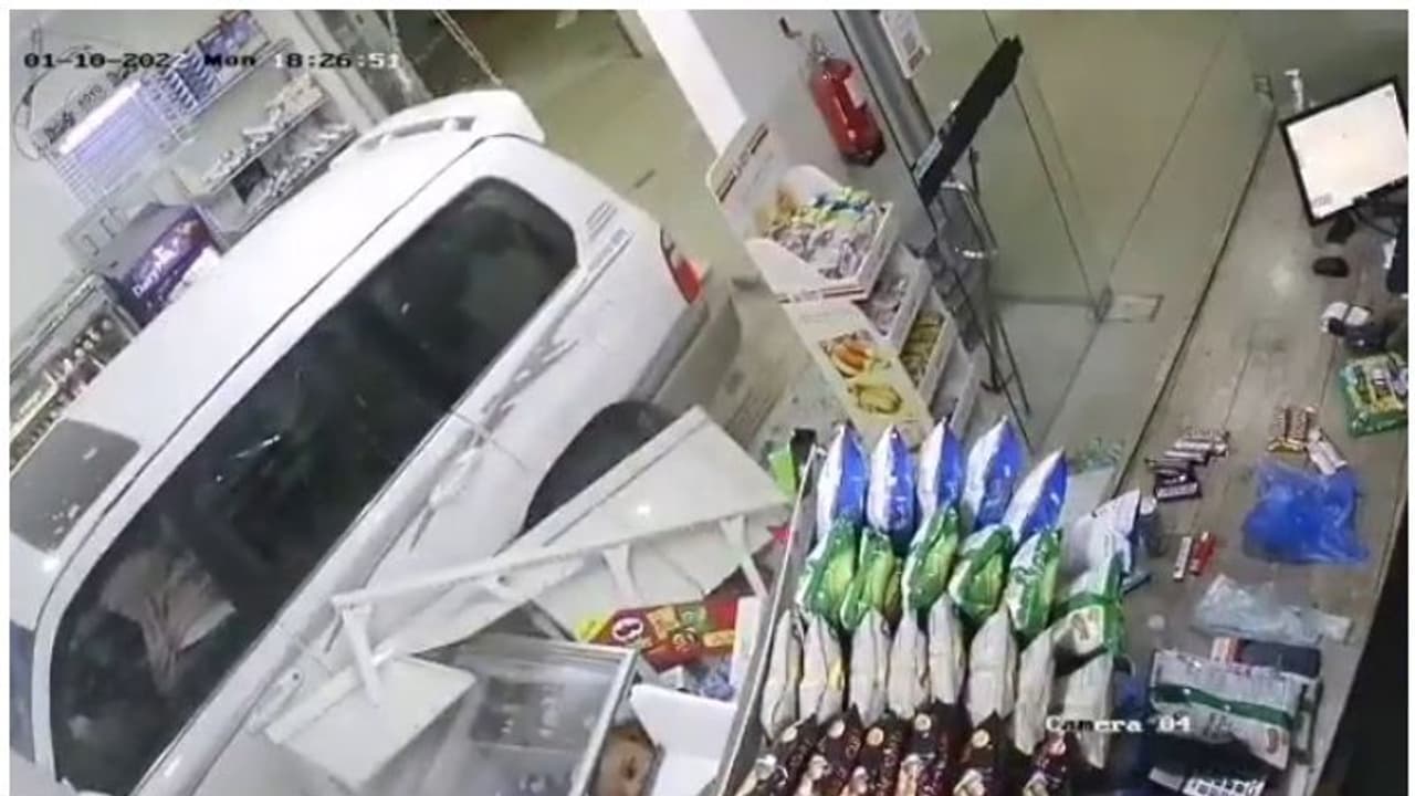Car crashes into shop : സൗദി അറേബ്യയിൽ നിയന്ത്രണം വിട്ട കാർ കടയിലേക്ക് പാഞ്ഞുകയറി വീഡിയോ Car crashes into shop : സൗദി അറേബ്യയിൽ നിയന്ത്രണം വിട്ട കാർ കടയിലേക്ക് പാഞ്ഞുകയറി വീഡിയോ