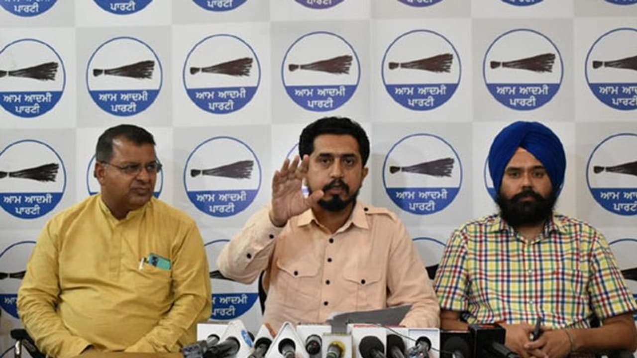 Punjab Election 2022 : कोविड प्रोटोकॉल तोड़ने पर केजरीवाल के बाद अब AAP के इस प्रत्याशी को भी शोकॉज नोटिस