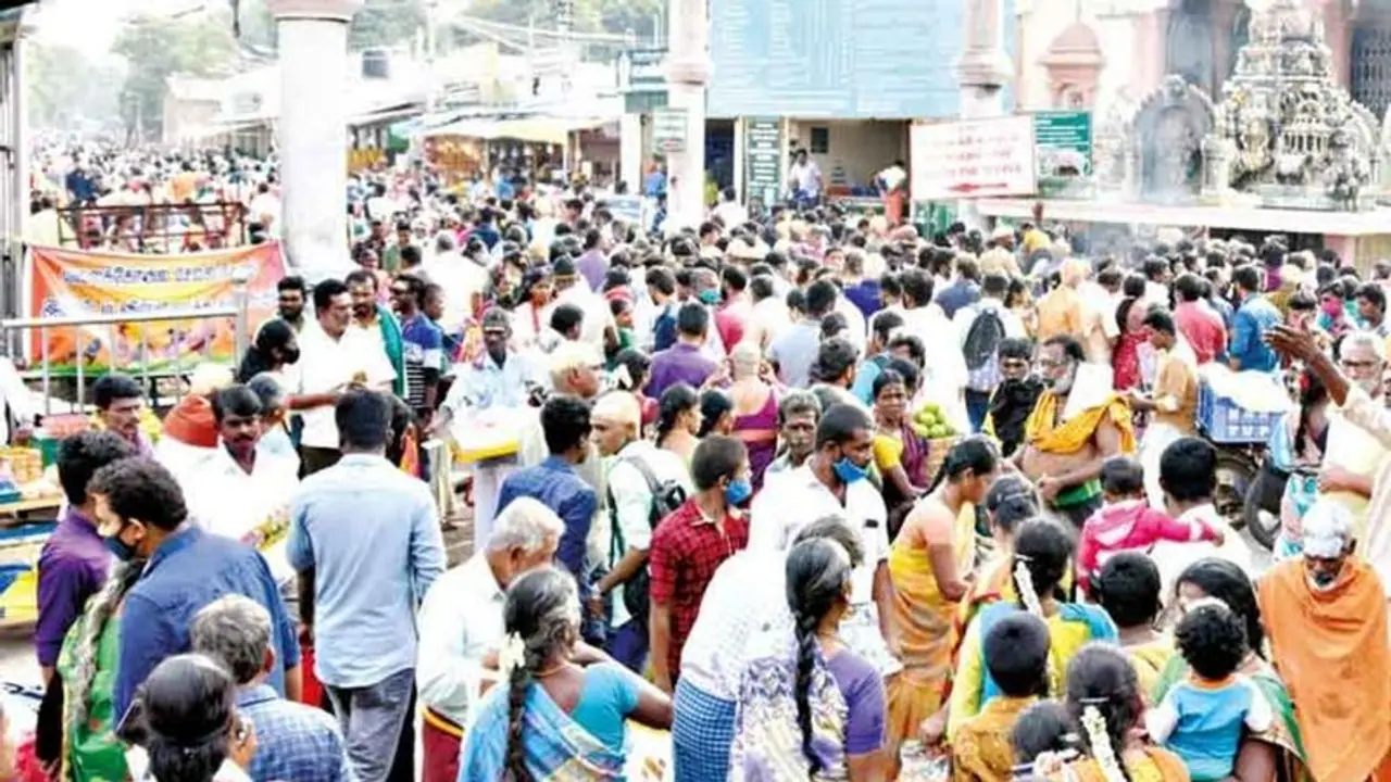 பழனியில் குவிந்த பக்தர்கள்... திணறிய போலீசார்.. கொரோனா பரவும் அபாயம்..? பழனியில் குவிந்த பக்தர்கள்... திணறிய போலீசார்.. கொரோனா பரவும் அபாயம்..?