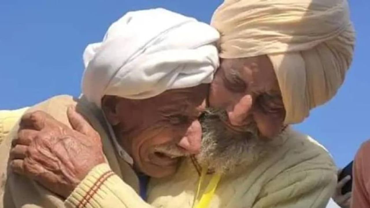  74ఏళ్ల తర్వాత కలిసిన అన్నదమ్ములు.. ఒకరు భారత్ లో, మరొకరు పాకిస్తాన్ లో..!