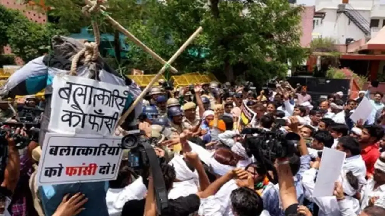 Alwar Gang Rape Case पर गरमाई सियासत, सड़क पर उतरी BJP, सोशल मीडिया यूजर्स ने गहलोत सरकार को जमकर लगाई लताड़ Alwar Gang Rape Case पर गरमाई सियासत, सड़क पर उतरी BJP, सोशल मीडिया यूजर्स ने गहलोत सरकार को जमकर लगाई लताड़