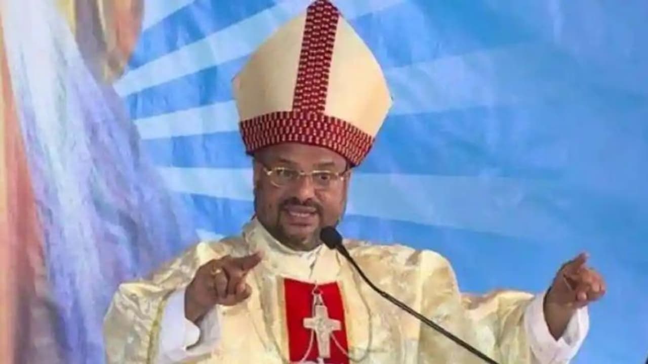 ബലാത്സംഗ കുറ്റത്തിന് അറസ്റ്റിലാകുന്ന ഇന്ത്യയിലെ ആദ്യ ബിഷപ്പ്, ജയിൽവാസം, മോചനം; ഒടുവിൽ ഫ്രാങ്കോയുടെ രാജി ബലാത്സംഗ കുറ്റത്തിന് അറസ്റ്റിലാകുന്ന ഇന്ത്യയിലെ ആദ്യ ബിഷപ്പ്, ജയിൽവാസം, മോചനം; ഒടുവിൽ ഫ്രാങ്കോയുടെ രാജി