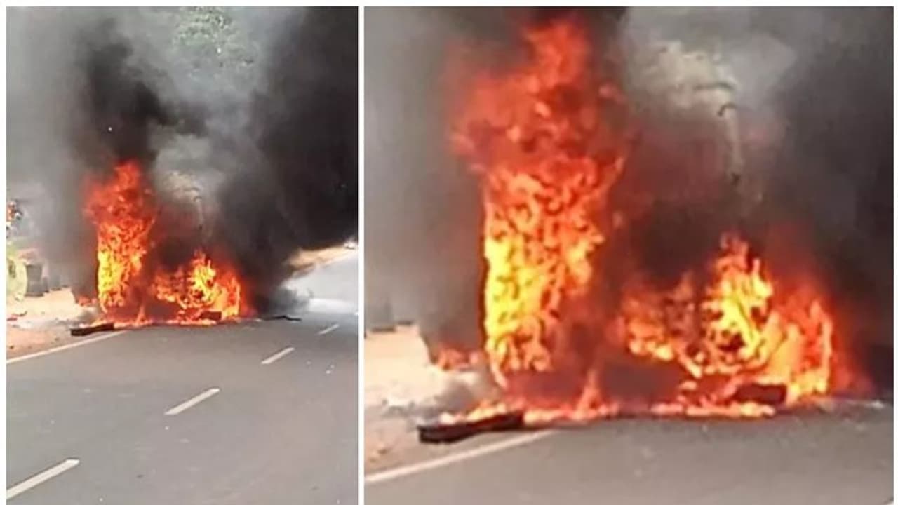 Moving vehicle catches fire: മലപ്പുറത്ത് ഓടിക്കൊണ്ടിരുന്ന വാഹനം കത്തിനശിച്ചു Moving vehicle catches fire: മലപ്പുറത്ത് ഓടിക്കൊണ്ടിരുന്ന വാഹനം കത്തിനശിച്ചു