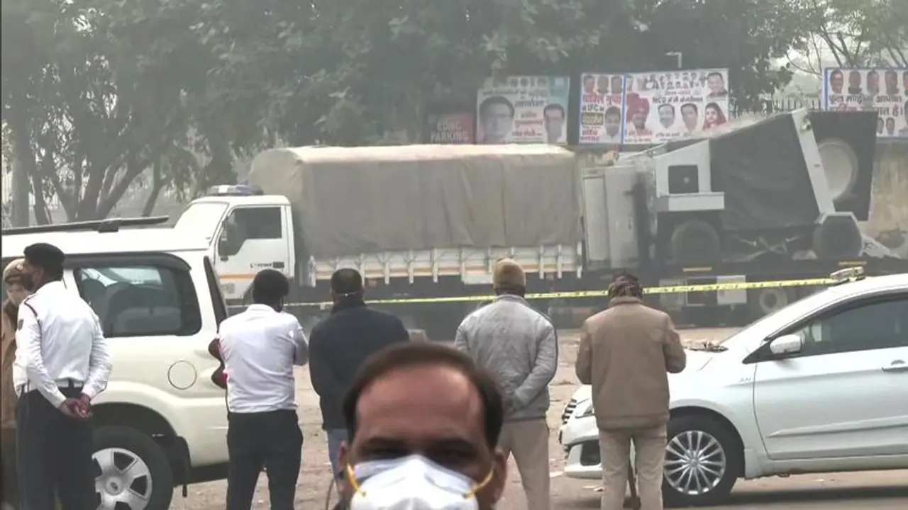 दिल्ली के गाजीपुर में लावारिस बैग में IED मिलने से हड़कंप, एनएसजी और स्पेशल सेल ने गड्ढे में निष्क्रिय किया दिल्ली के गाजीपुर में लावारिस बैग में IED मिलने से हड़कंप, एनएसजी और स्पेशल सेल ने गड्ढे में निष्क्रिय किया