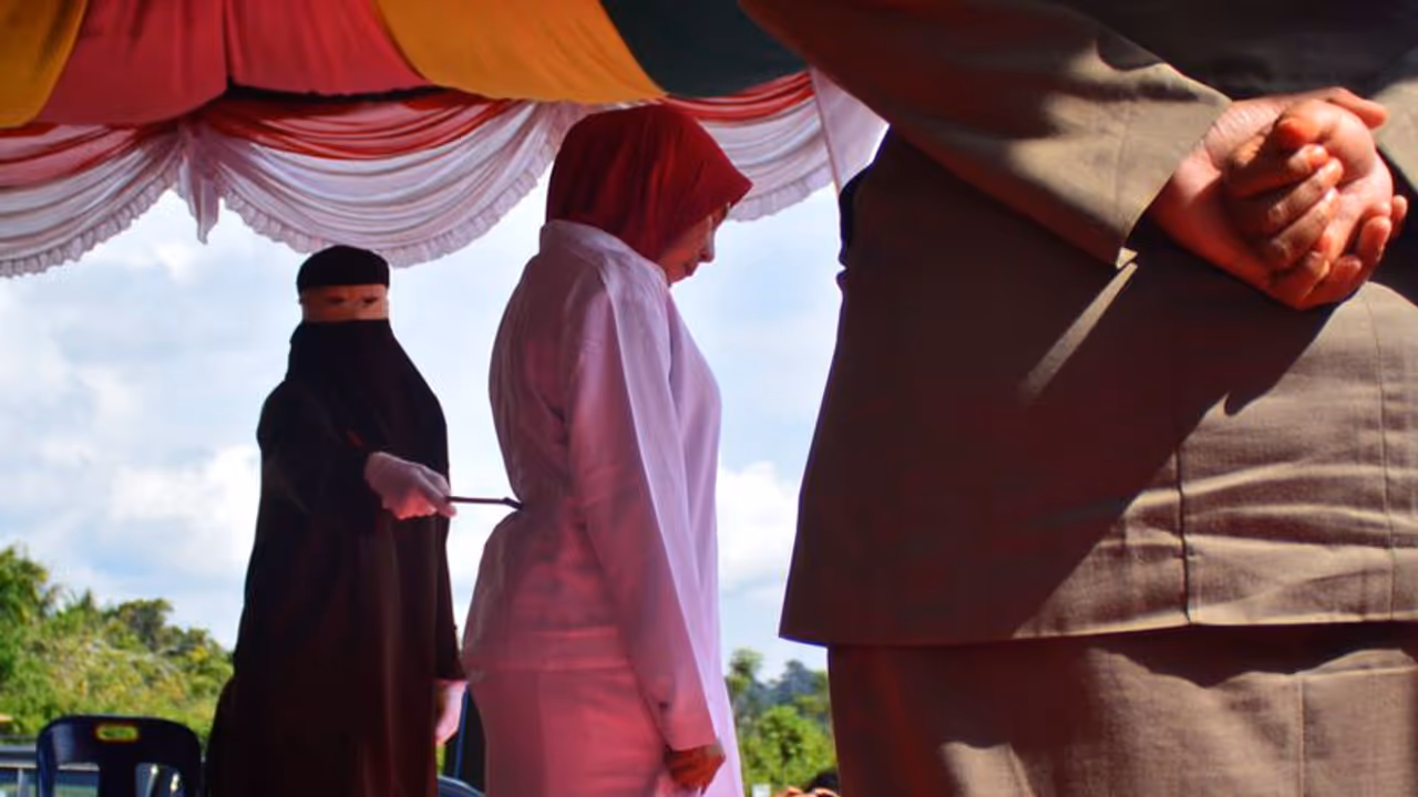 Indonesia woman whipped : സ്ത്രീക്ക് നൂറടി, പുരുഷന് പതിനഞ്ചും;സെക്‌സിനിടെ പിടിയിലായവര്‍ക്ക് വ്യത്യസ്ത ശിക്ഷ!