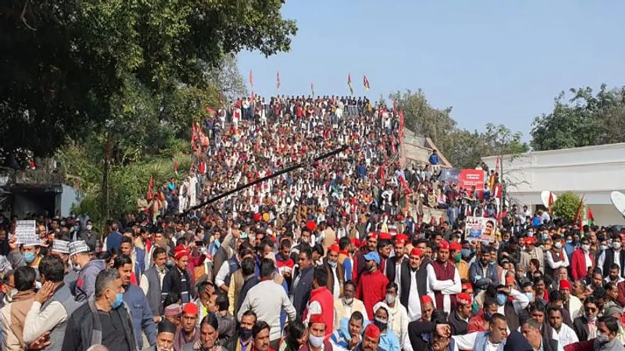 UP Election 2022: सपा कार्यालय में जुटी भीड़ पर FIR दर्ज, कोविड प्रोटोकॉल का हुआ था उल्लंघन UP Election 2022: सपा कार्यालय में जुटी भीड़ पर FIR दर्ज, कोविड प्रोटोकॉल का हुआ था उल्लंघन