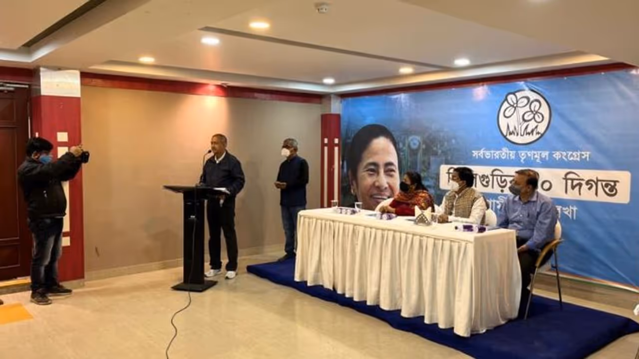 শিলিগুড়ির '১০ দিগন্ত' প্রকাশ তৃণমূলের, ইস্তেহারে জোর সৌন্দর্যায়ন সহ একাধিক বিষয়ে শিলিগুড়ির '১০ দিগন্ত' প্রকাশ তৃণমূলের, ইস্তেহারে জোর সৌন্দর্যায়ন সহ একাধিক বিষয়ে