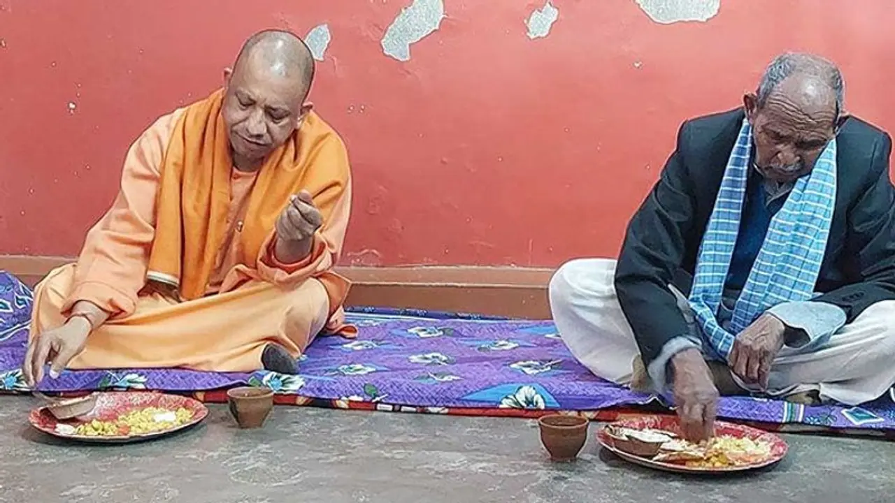 UP Election 2022 : ದಲಿತ ವಿರೋಧಿ ಟೀಕೆಯ ಬೆನ್ನಲ್ಲೇ, ದಲಿತರ ಮನೆಯಲ್ಲಿ ಮುಖ್ಯಮಂತ್ರಿ ಯೋಗಿ ಆದಿತ್ಯನಾಥ್ ಊಟ UP Election 2022 : ದಲಿತ ವಿರೋಧಿ ಟೀಕೆಯ ಬೆನ್ನಲ್ಲೇ, ದಲಿತರ ಮನೆಯಲ್ಲಿ ಮುಖ್ಯಮಂತ್ರಿ ಯೋಗಿ ಆದಿತ್ಯನಾಥ್ ಊಟ