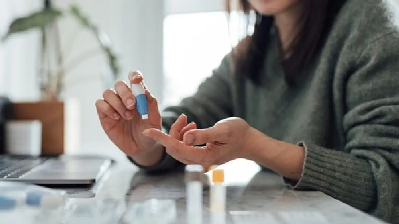 বাড়িতে সুগার টেস্ট করতে গিয়ে অজান্তেই এই ভুলগুলি করছেন না তো, সঠিক নিয়ম কি জানেন? বাড়িতে সুগার টেস্ট করতে গিয়ে অজান্তেই এই ভুলগুলি করছেন না তো, সঠিক নিয়ম কি জানেন?