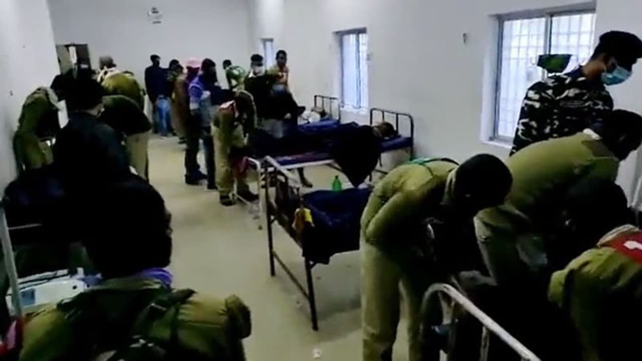 सुपौल में दर्दनाक हादसा: SSB कैंप में हाइवोल्टेज लाइन का करंट दौड़ा, चपेट में आने से 3 जवानों की मौत, 8 झुलसे सुपौल में दर्दनाक हादसा: SSB कैंप में हाइवोल्टेज लाइन का करंट दौड़ा, चपेट में आने से 3 जवानों की मौत, 8 झुलसे
