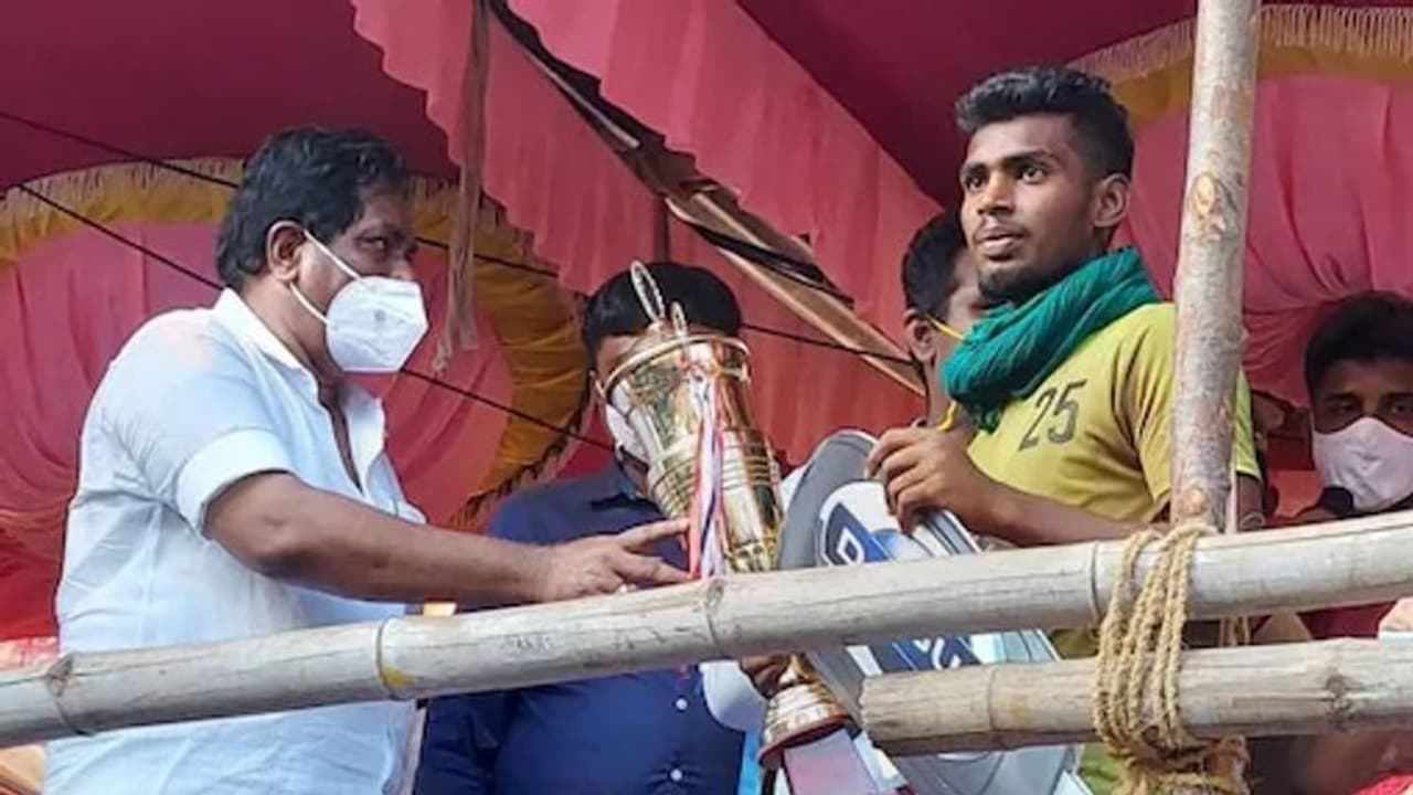 Jallikattu:நிறைவுற்ற ஜல்லிக்கட்டு.. 24 காளைகளை அடக்கி முதல் பரிசை தட்டிதூக்கிய அவனியாபுரம் மண்ணின் மைந்தன்.. Jallikattu:நிறைவுற்ற ஜல்லிக்கட்டு.. 24 காளைகளை அடக்கி முதல் பரிசை தட்டிதூக்கிய அவனியாபுரம் மண்ணின் மைந்தன்..