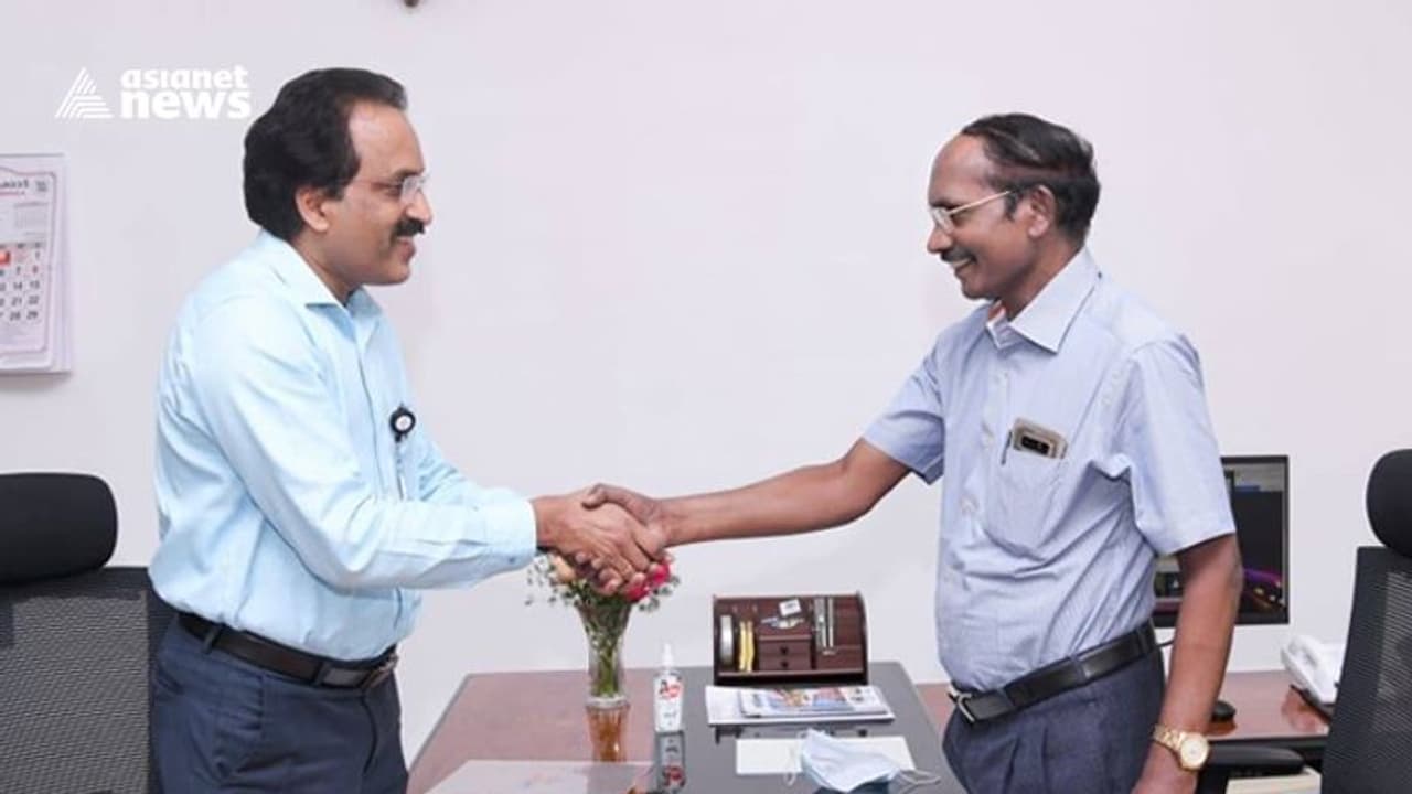 ISRO Somanath : തിരുവനന്തപുരത്തെത്തി അധികാരം കൈമാറി കെ ശിവൻ; എസ് സോമനാഥ് ഇസ്രൊ ചെയർമാനായി ചുമതലയേറ്റു ISRO Somanath : തിരുവനന്തപുരത്തെത്തി അധികാരം കൈമാറി കെ ശിവൻ; എസ് സോമനാഥ് ഇസ്രൊ ചെയർമാനായി ചുമതലയേറ്റു