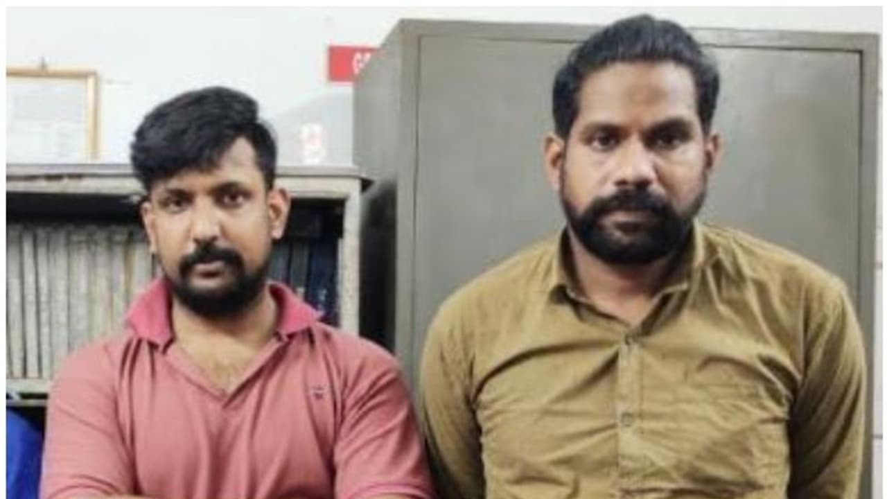 കുട്ടികളെ ഉപേക്ഷിച്ച് കാമുകന്മാര്ക്കൊപ്പം ഒളിച്ചോടി; രണ്ട് സ്ത്രീകളും യുവാക്കളും അറസ്റ്റില് കുട്ടികളെ ഉപേക്ഷിച്ച് കാമുകന്മാര്ക്കൊപ്പം ഒളിച്ചോടി; രണ്ട് സ്ത്രീകളും യുവാക്കളും അറസ്റ്റില്