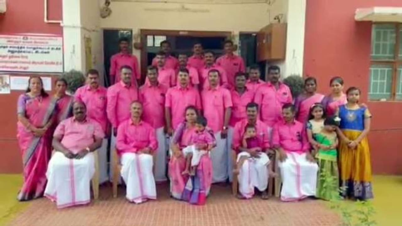 காவல்நிலையத்தில் பொங்கல் விழா.. புது ஆடையில் பொங்கலோ பொங்கல் கொண்டாடிய போலீஸ்.. காவல்நிலையத்தில் பொங்கல் விழா.. புது ஆடையில் பொங்கலோ பொங்கல் கொண்டாடிய போலீஸ்..