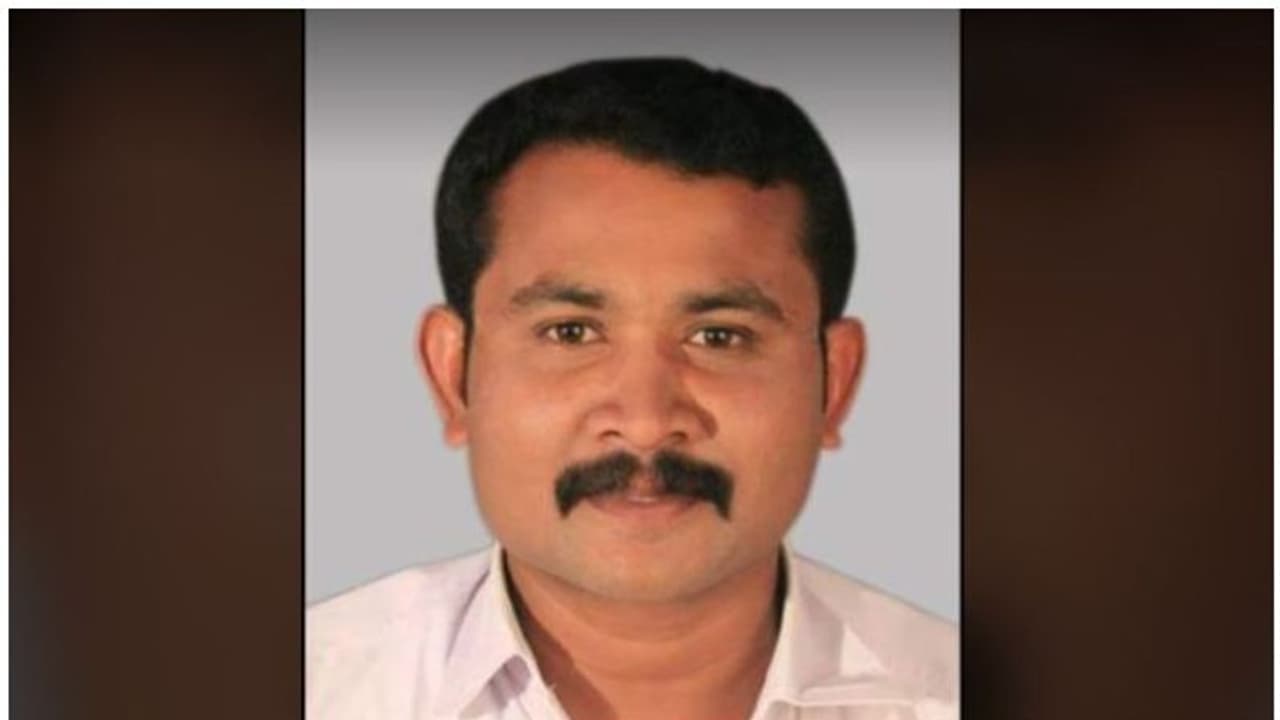 accident death : ഇടുക്കിയില് മൂന്നാം നിലയിലെ പടിക്കെട്ടില്നിന്ന് വീണ് ഐ.എന്.ടി.യു.സി നേതാവ് മരിച്ചു accident death : ഇടുക്കിയില് മൂന്നാം നിലയിലെ പടിക്കെട്ടില്നിന്ന് വീണ് ഐ.എന്.ടി.യു.സി നേതാവ് മരിച്ചു