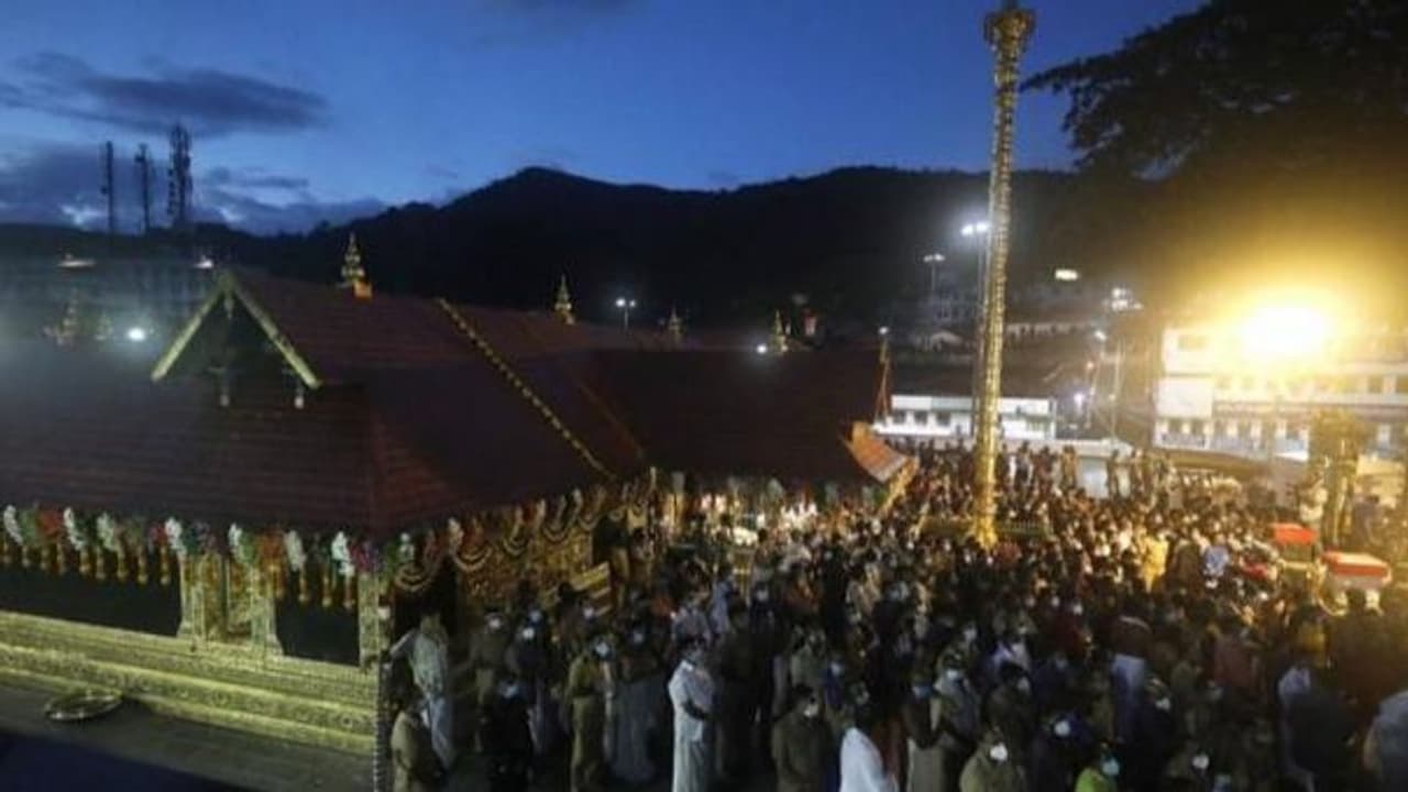 சாமியே..!சரணம் ஐயப்பா..! விண்ணை முட்டிய கோஷம்.. சபரிமலையில்’மகர ஜோதி தரிசனம்’ சாமியே..!சரணம் ஐயப்பா..! விண்ணை முட்டிய கோஷம்.. சபரிமலையில்’மகர ஜோதி தரிசனம்’