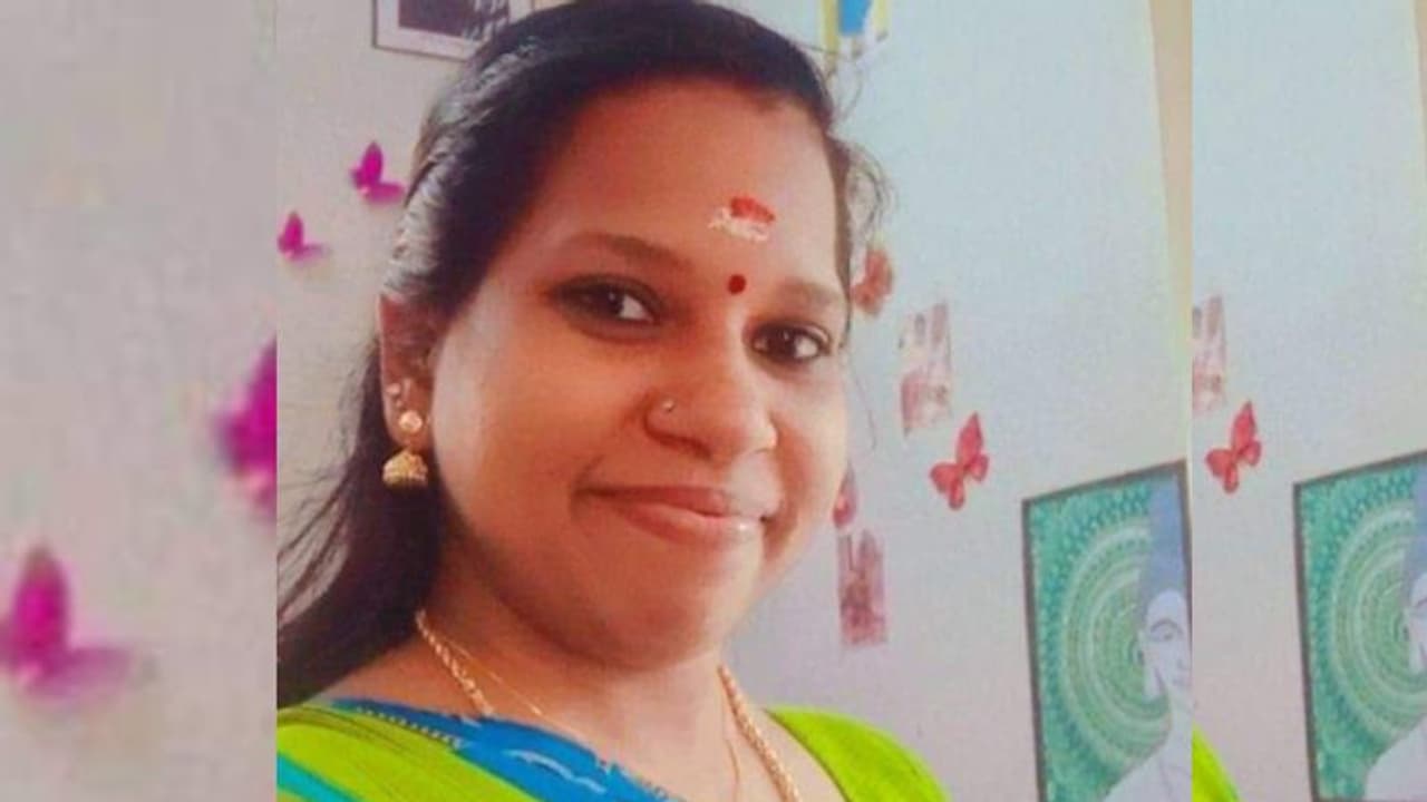 ഹരിപ്പാട് ലോറി സ്കൂട്ടറിലിടിച്ചു യുവതി മരിച്ചു ഹരിപ്പാട് ലോറി സ്കൂട്ടറിലിടിച്ചു യുവതി മരിച്ചു