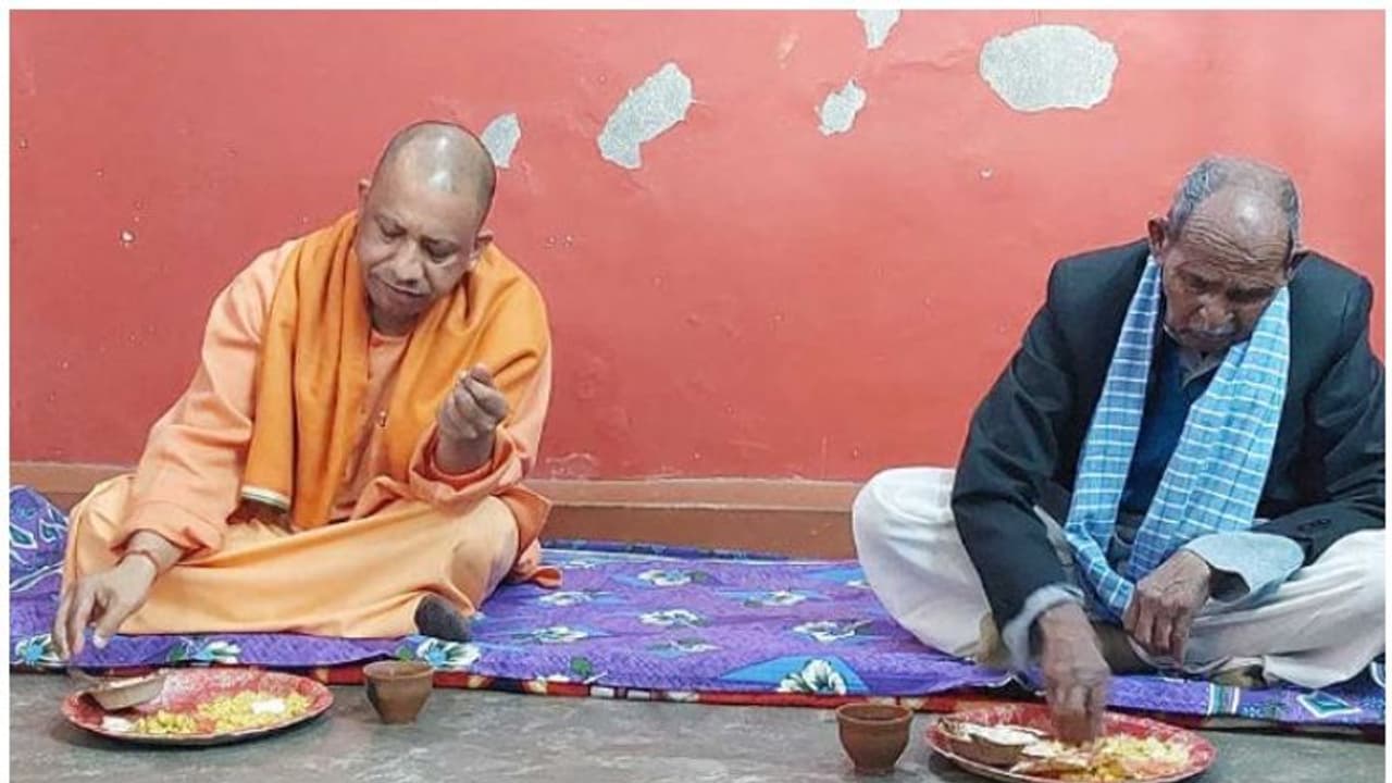 UP Assembly Election 2022: దళితుడి ఇంటిలో యూపీ సీఎం యోగి ఆదిత్యానాథ్ భోజనం.. ‘మా పాలనలో వివక్ష లేదు’ UP Assembly Election 2022: దళితుడి ఇంటిలో యూపీ సీఎం యోగి ఆదిత్యానాథ్ భోజనం.. ‘మా పాలనలో వివక్ష లేదు’