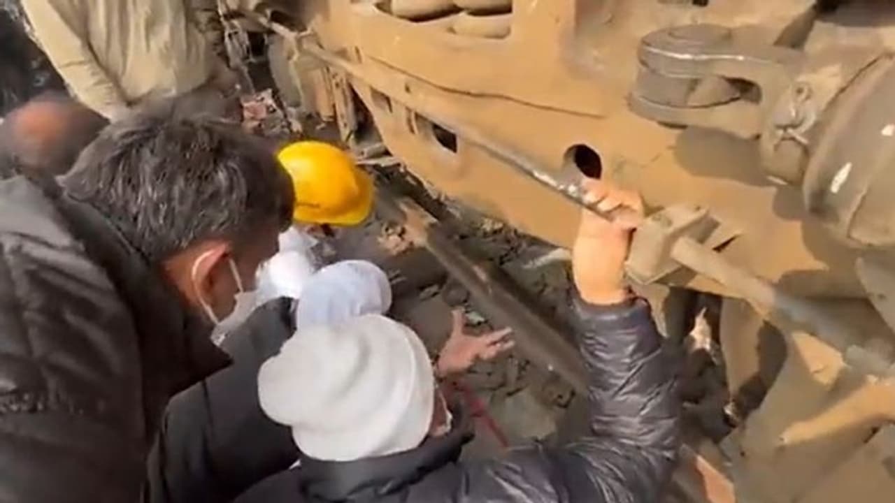 Maynaguri train accident: দুর্ঘটনাস্থল পরিদর্শন, উদ্ধারকারীদের সোশ্যাল মিডিয়ায় কৃতজ্ঞতা রেলমন্ত্রীর Maynaguri train accident: দুর্ঘটনাস্থল পরিদর্শন, উদ্ধারকারীদের সোশ্যাল মিডিয়ায় কৃতজ্ঞতা রেলমন্ত্রীর