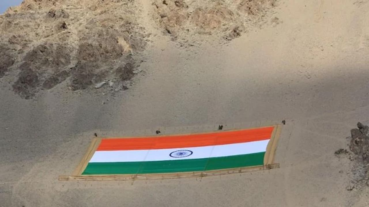 Army Day: लोंगेवाला सीमा चौकी पर लहराया दुनिया का सबसे बड़ा राष्ट्रीय ध्वज, 225 फीट लंबा और 150 फीट चौड़ा