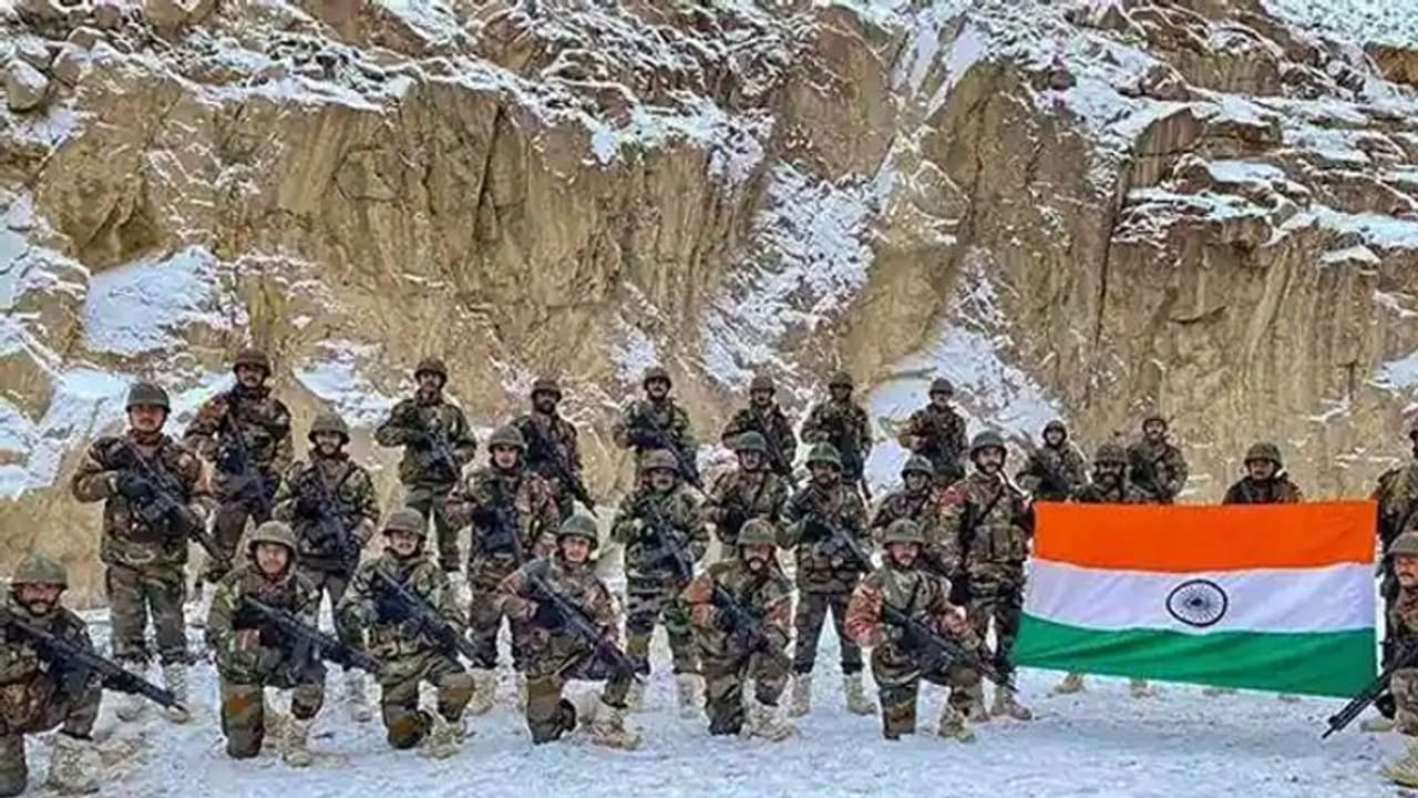 Indian Army Day 2022:इतनी स्ट्रिक्ट रूटीन फॉलो करते हैं भारतीय सेना के जवान, जंग के मैदान में ऐसी रहती है डाइट Indian Army Day 2022:इतनी स्ट्रिक्ट रूटीन फॉलो करते हैं भारतीय सेना के जवान, जंग के मैदान में ऐसी रहती है डाइट
