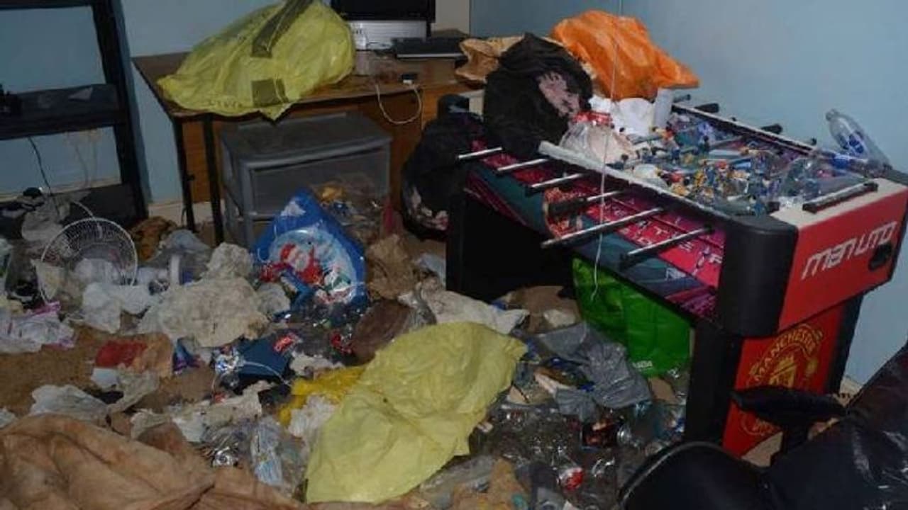 ഓട്ടിസമുള്ള യുവാവിനെ മാസങ്ങളോളം പൂട്ടിയിട്ട് അമ്മയും രണ്ടാനച്ഛനും, തടവിലാക്കിയ മുറികണ്ട് നടുങ്ങി ആളുകൾ ഓട്ടിസമുള്ള യുവാവിനെ മാസങ്ങളോളം പൂട്ടിയിട്ട് അമ്മയും രണ്ടാനച്ഛനും, തടവിലാക്കിയ മുറികണ്ട് നടുങ്ങി ആളുകൾ