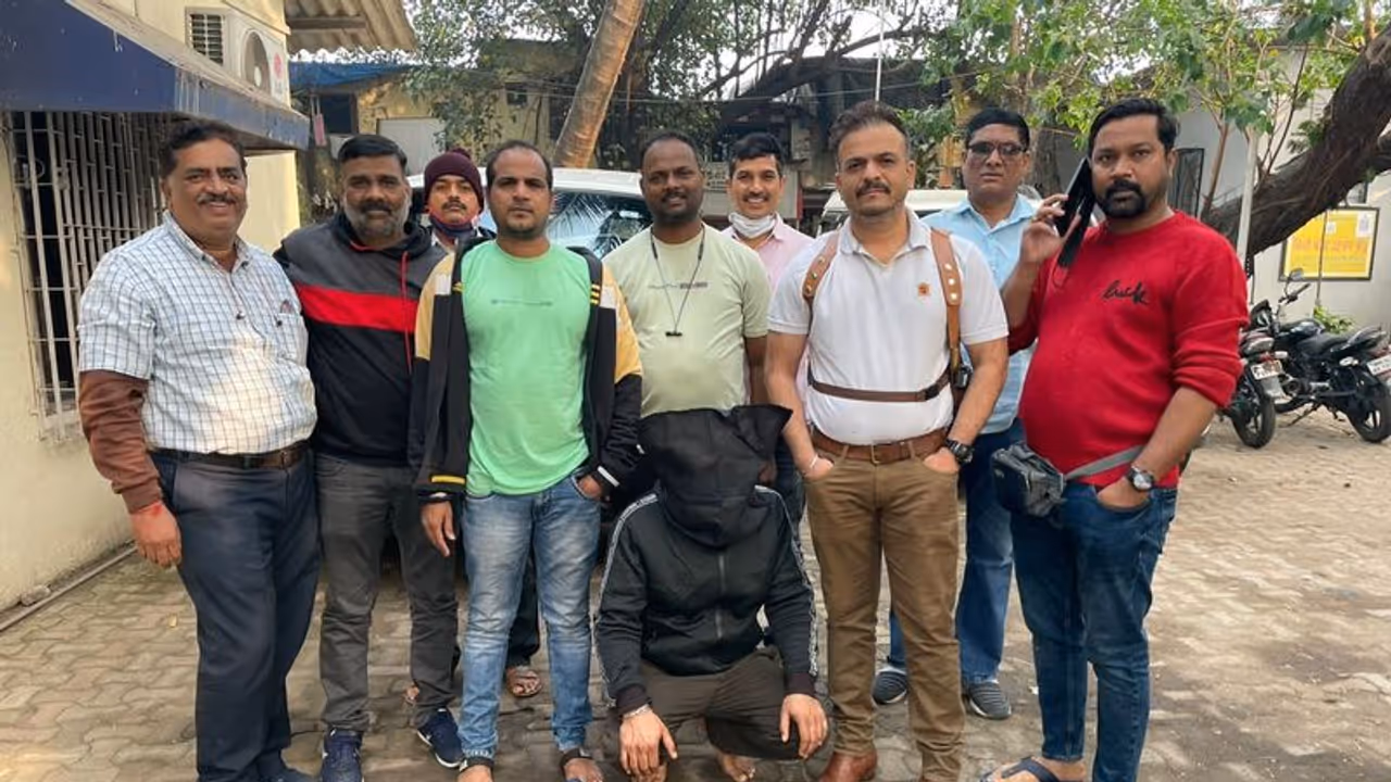 मुंबई पुलिस की बड़ी कार्रवाई, ड्रग तस्कर गुलजार मकबूल को श्रीनगर से किया गिरफ्तार मुंबई पुलिस की बड़ी कार्रवाई, ड्रग तस्कर गुलजार मकबूल को श्रीनगर से किया गिरफ्तार