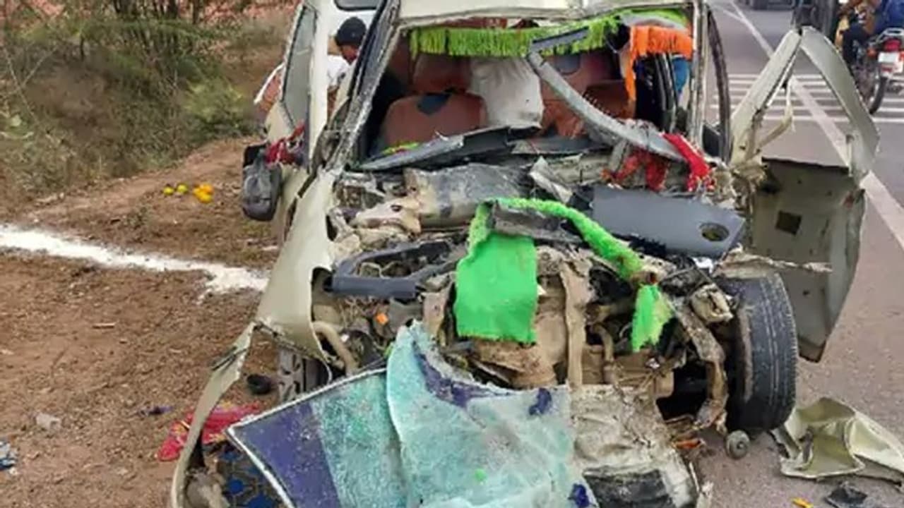 राजस्थान में भयानक हादसा: स्पॉट पर ही 3 सगे भाइयों सहित 5 की मौत, बुआ भतीजे भी नहीं बचे..कार के उड़ गए परखच्चे राजस्थान में भयानक हादसा: स्पॉट पर ही 3 सगे भाइयों सहित 5 की मौत, बुआ भतीजे भी नहीं बचे..कार के उड़ गए परखच्चे