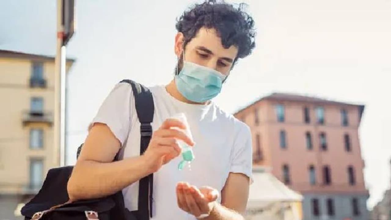 Weekend Curfew: ಖಾಕಿ ನೋಡಿ ಮಾಸ್ಕ್ ಹಾಕಬೇಡಿ: ಬೈಕ್ ಸವಾರನಿಗೆ ಕೊಪ್ಪಳ ಪೋಲಿಸರ ಬುದ್ಧಿಮಾತು! Weekend Curfew: ಖಾಕಿ ನೋಡಿ ಮಾಸ್ಕ್ ಹಾಕಬೇಡಿ: ಬೈಕ್ ಸವಾರನಿಗೆ ಕೊಪ್ಪಳ ಪೋಲಿಸರ ಬುದ್ಧಿಮಾತು!