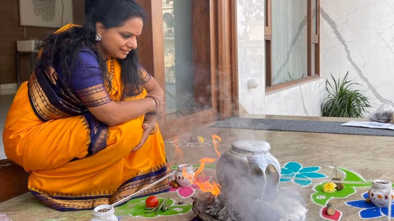 Makar Sankranti पर इस अंदाज में दिखीं तेलंगाना के CM की बेटी और निजामाबाद से MLC के कविता Makar Sankranti पर इस अंदाज में दिखीं तेलंगाना के CM की बेटी और निजामाबाद से MLC के कविता