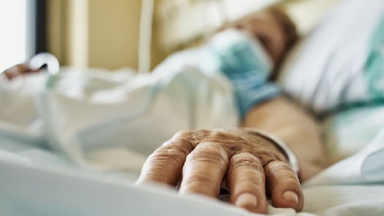 Coronavirus ಪೊಲೀಸ್ರು ಬುದ್ಧಿ ಹೇಳಿದಕ್ಕೆ ಕೊರೋನಾದಿಂದ ಮೃತಪಟ್ಟಿದ್ದ ಹೆತ್ತ ತಾಯಿ ಅಂತ್ಯ ಸಂಸ್ಕಾರಕ್ಕೆ ಬಂದ ಪುತ್ರಿ