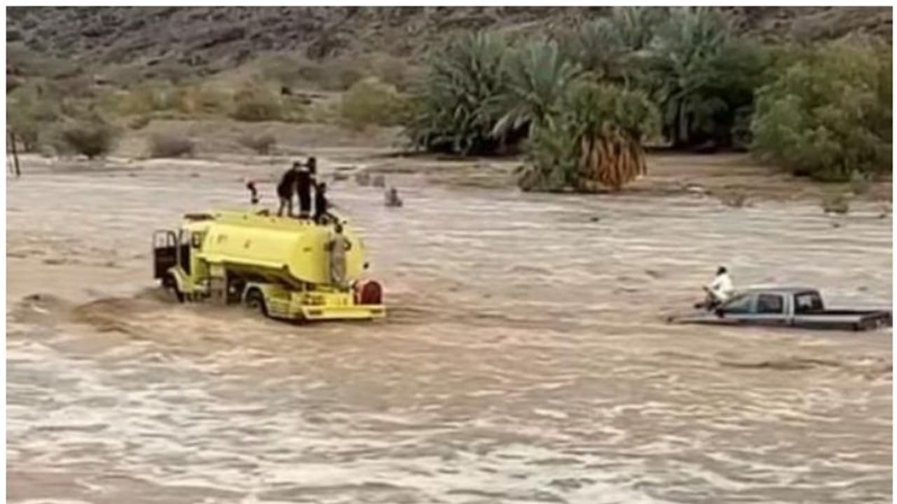 Saudi Flood: സൗദി അറേബ്യയില് വെള്ളപ്പൊക്കത്തില് കുടുങ്ങിയവരെ രക്ഷപ്പെടുത്തി Saudi Flood: സൗദി അറേബ്യയില് വെള്ളപ്പൊക്കത്തില് കുടുങ്ങിയവരെ രക്ഷപ്പെടുത്തി