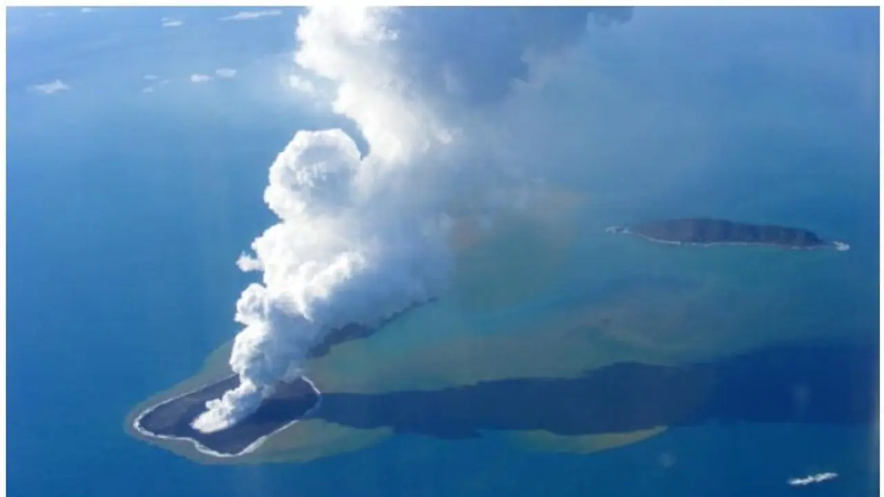 Tonga Volcano Erupts: সমুদ্রের নিচে আগ্নেয়গিরিতে বিশাল অগ্নুৎপাত, প্রশান্ত মহাসাগরে সুনামি Tonga Volcano Erupts: সমুদ্রের নিচে আগ্নেয়গিরিতে বিশাল অগ্নুৎপাত, প্রশান্ত মহাসাগরে সুনামি