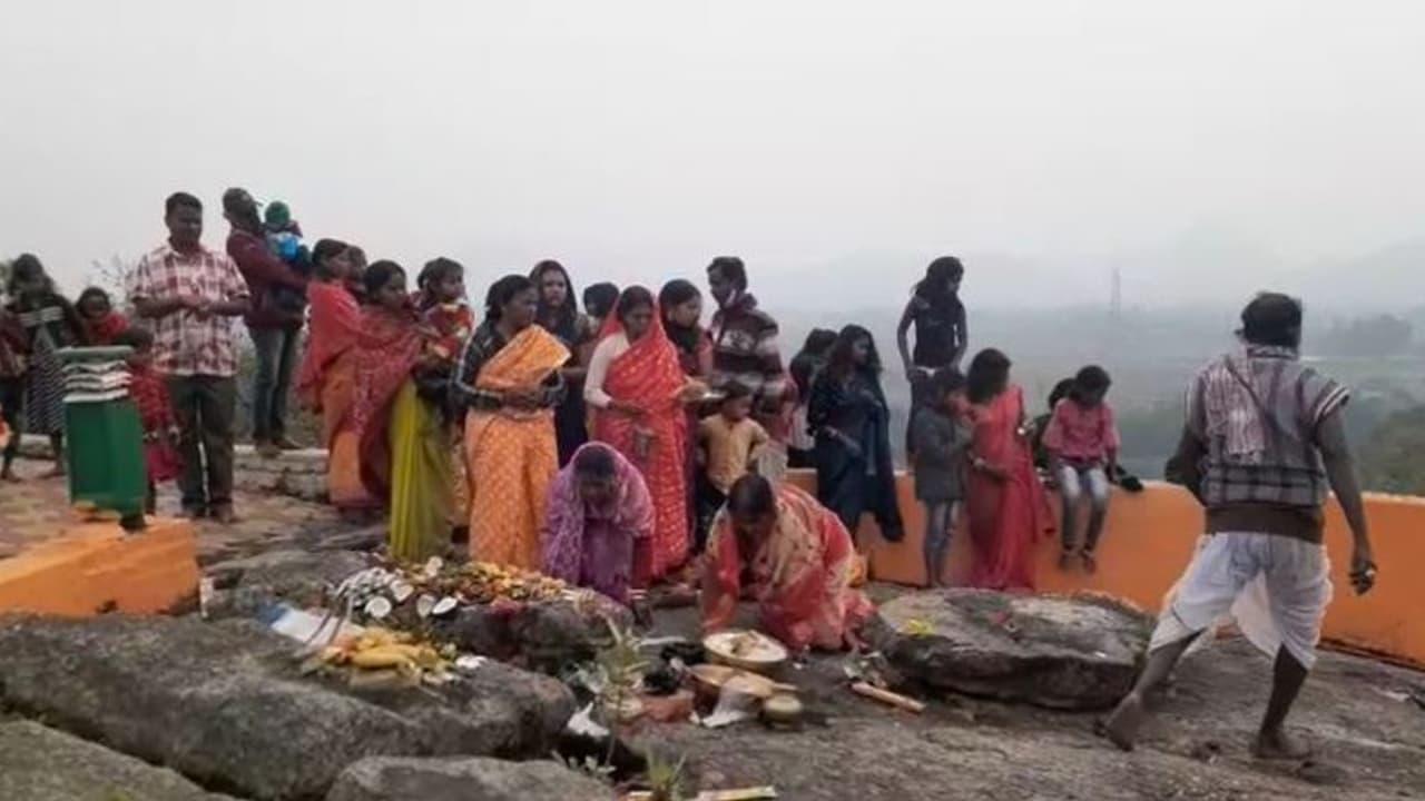 করোনা পরিস্থিতির মধ্যে মনষ্কামনা পূর্ণ করতে নিয়ম মেনে পুরুলিয়ায় পালিত আখ্যান যাত্রা