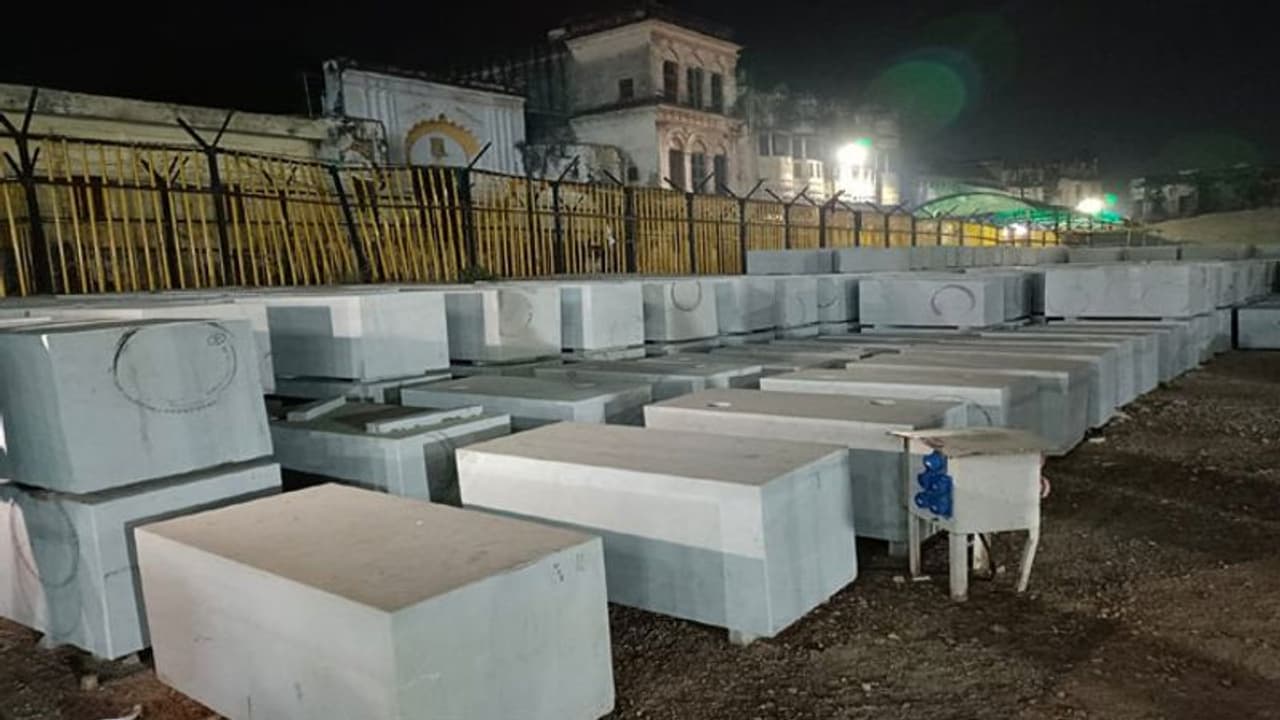 राजस्थान की चार कार्यशालाओं में तराशे जा रहें है 'राम मंदिर के पत्थर', दिसंबर 23 को विराजमान हो जाएंगे 'रामलला राजस्थान की चार कार्यशालाओं में तराशे जा रहें है 'राम मंदिर के पत्थर', दिसंबर 23 को विराजमान हो जाएंगे 'रामलला